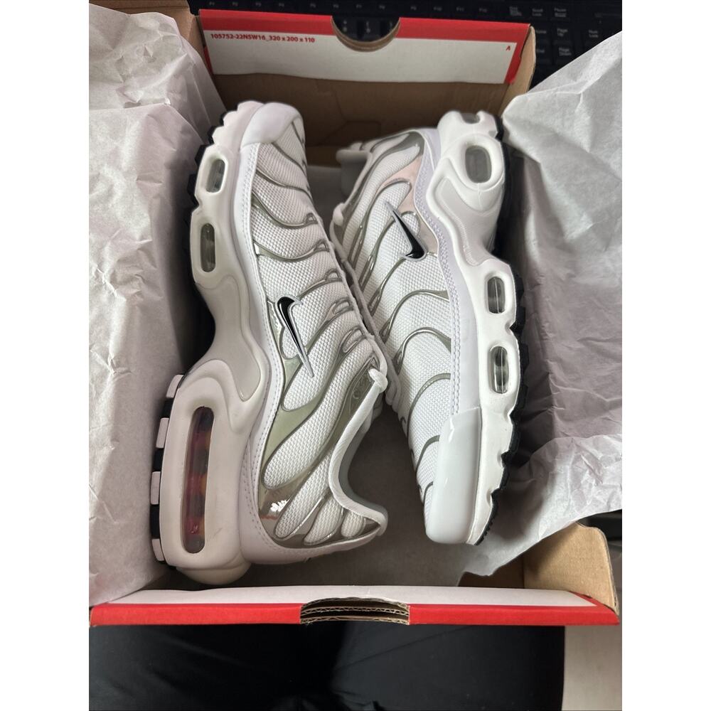 New Women's Size 8.5 Nike Air Max Plus Special Edition White Chrome HJ9743-100 - Picture 6 of 7
